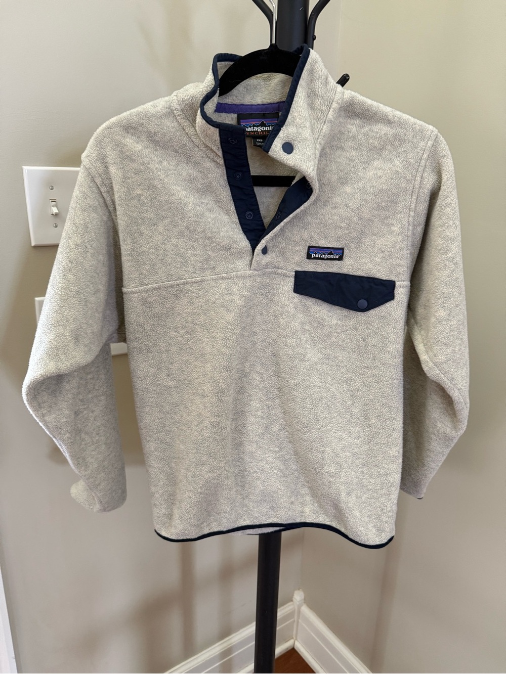 Patagonia Women’s Synchilla Light Beige Fleece Pullover with Navy Trim
